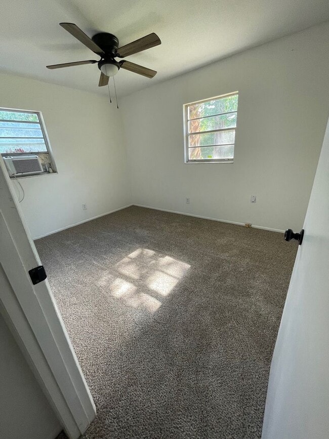 Building Photo - 3 Bed 1 Bath Home | Pet Friendly Fenced Yard | Washer Dryer Hook Ups | Section 8 Welcome