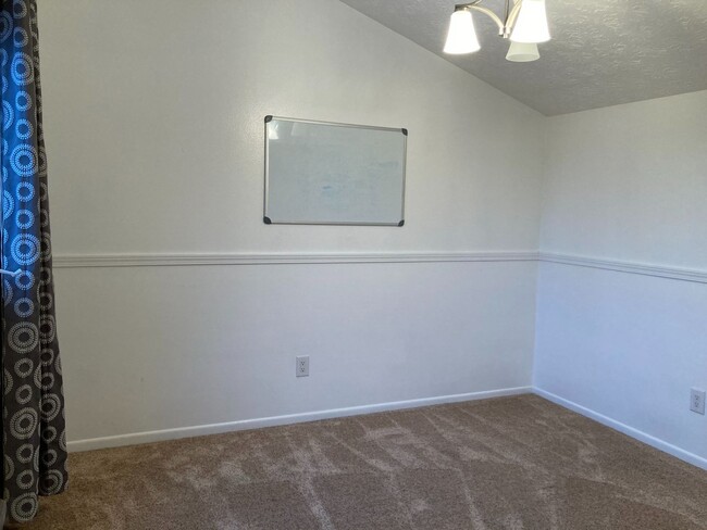 Building Photo - 3 Bedroom, 2.5 Bath Townhouse off Johns Ro...
