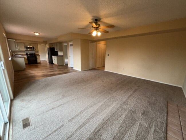 Building Photo - Northwest Tri-Level 5 Bedroom Home For Rent!