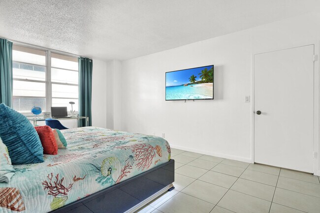 Building Photo - 3725 S Ocean Dr