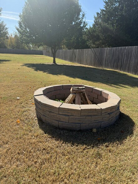 Building Photo - 3213 E Oakridge St