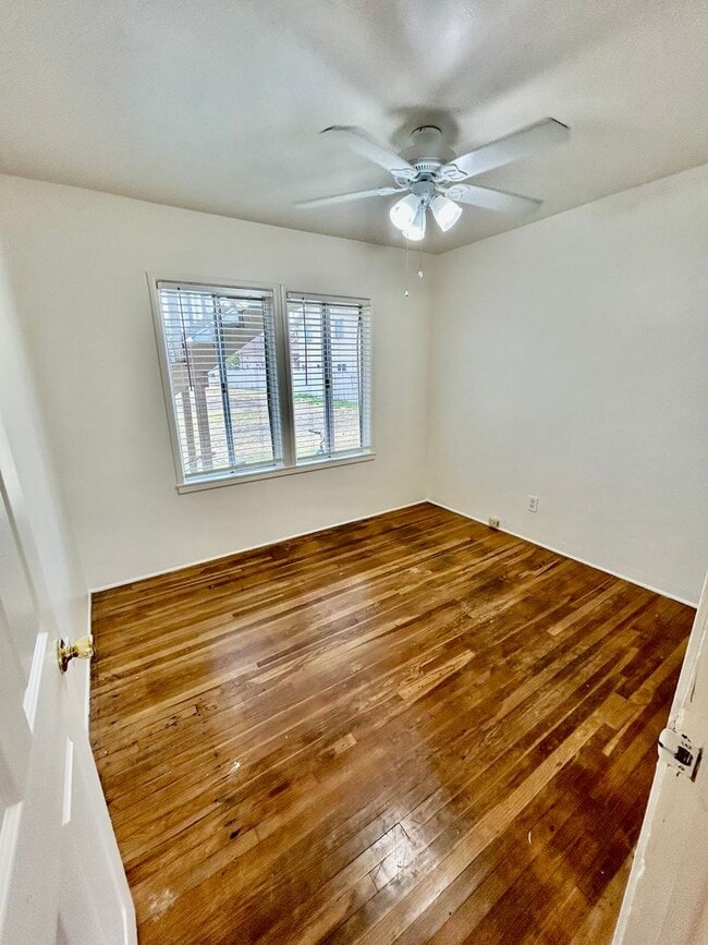 Building Photo - Bright & Airy 2 Bed / 1 Bath Apartment in Point Loma!