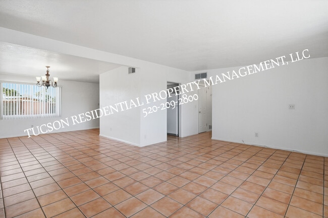 Building Photo - 2402 S Calle Yucatan