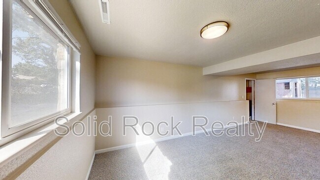 Building Photo - 1618 Shasta Dr