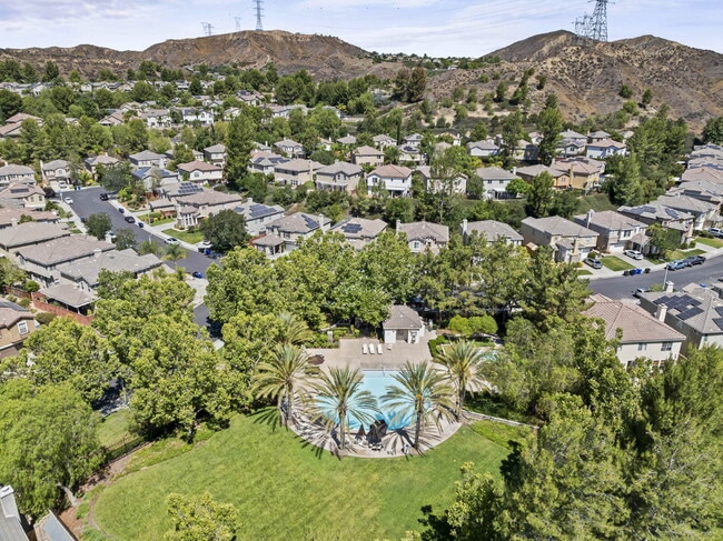 Building Photo - "Spacious 3-Bedroom Retreat with Modern Co...
