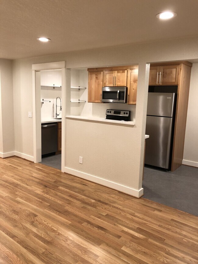 Building Photo - Like New Modern 2BD First Floor New Hardwo...