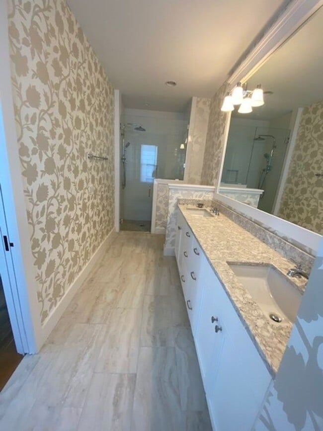 Building Photo - Welcome to our luxurious townhouse in the ...