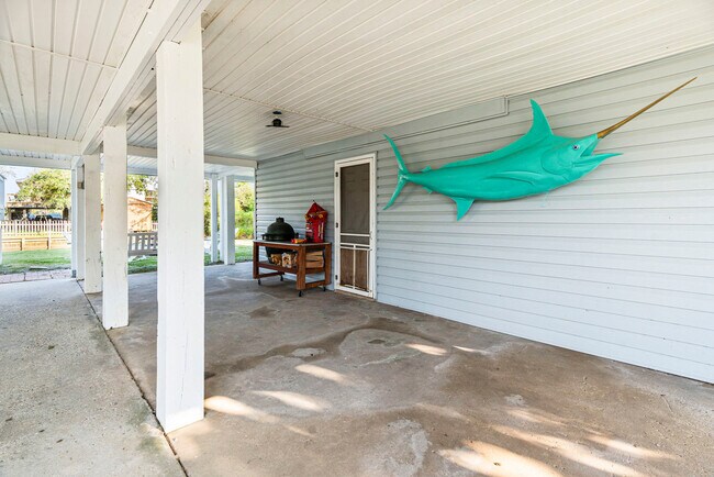Building Photo - 806 Deer Dr