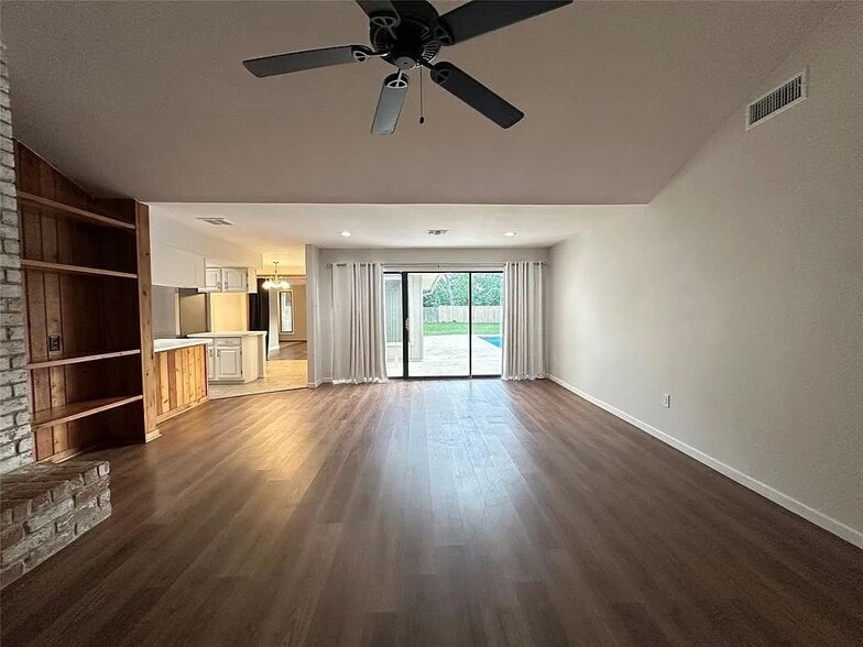 Building Photo - 12139 Huntington Park Dr