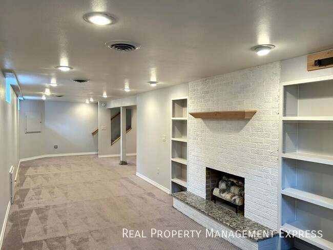Building Photo - Modern 2 Bedroom + Den, 2 Bath House