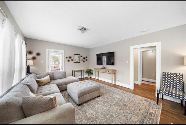 Building Photo - 1631 Castle Ct