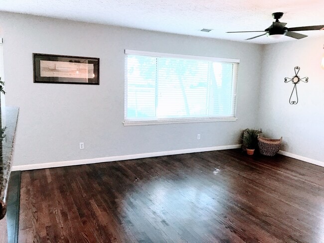 Building Photo - 10600 Greystone Ave