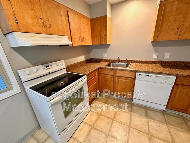 Building Photo - 127 SE 30th Pl