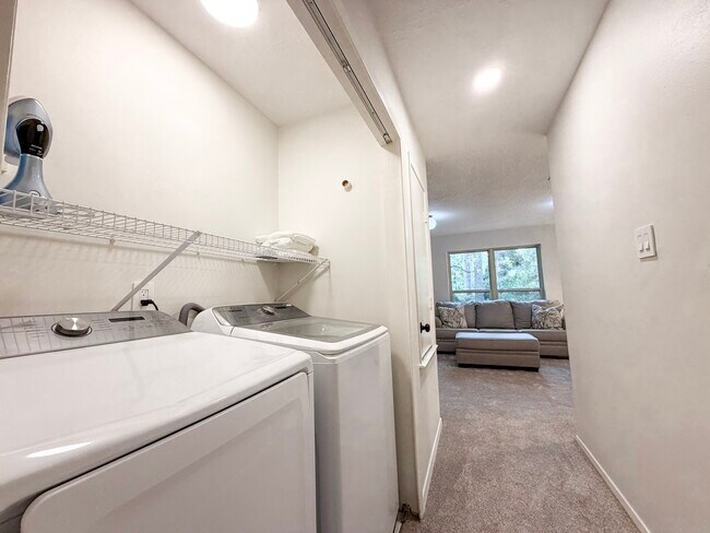 Building Photo - 29 Pinewood Forest Ct