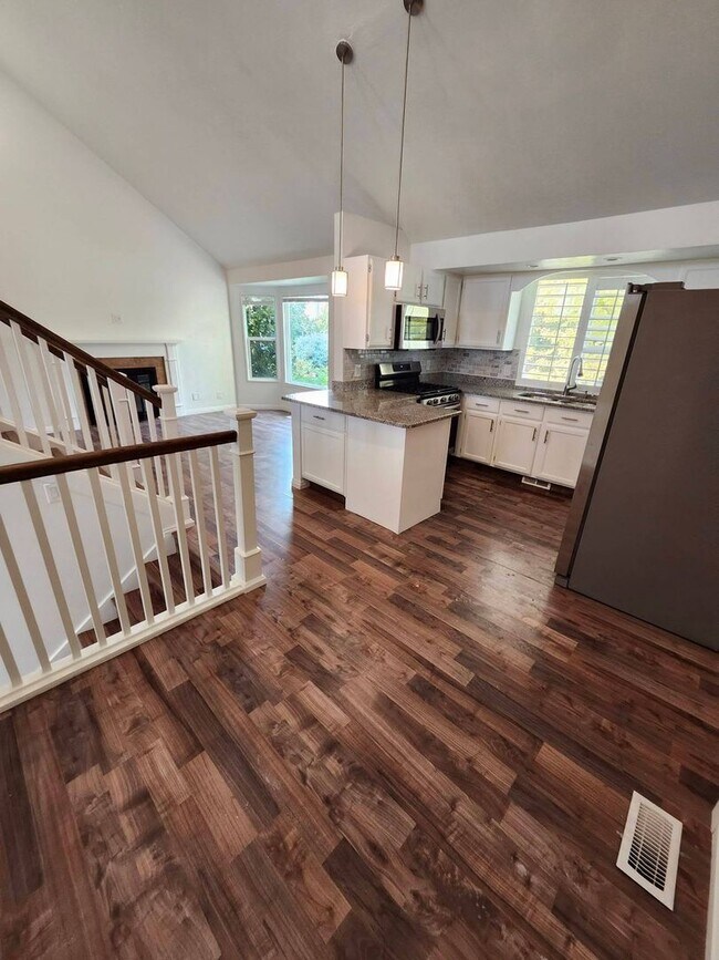 Building Photo - Newly Renovated 3 Bed 2 Bath Home in Kearns!!!