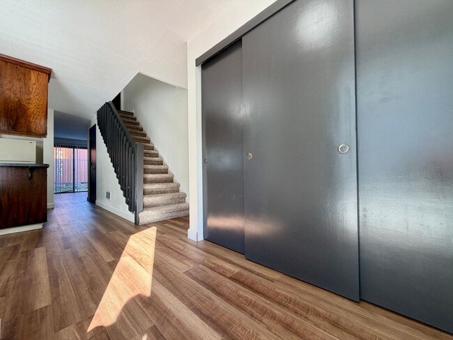 Building Photo - **$1000 DEPOSIT + FREE FIRST MONTH'S RENT** Spacious Townhouse in the Heart of Garden Home~ New L...