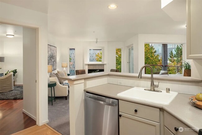 Building Photo - Beautiful Capitol Hill Condo - Utilities a...