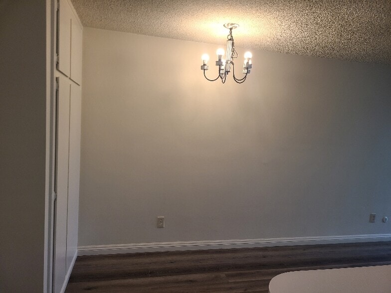 Building Photo - 160 S El Molino Ave