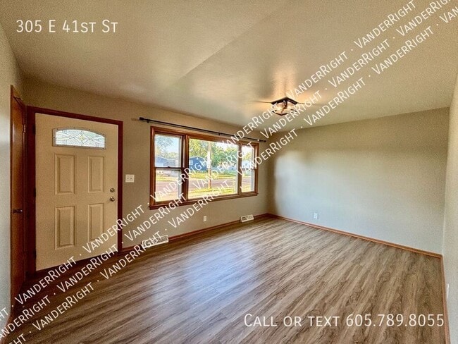 Building Photo - 305 E 41st St