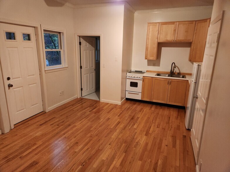 Building Photo - 228 Newburyport Tpke