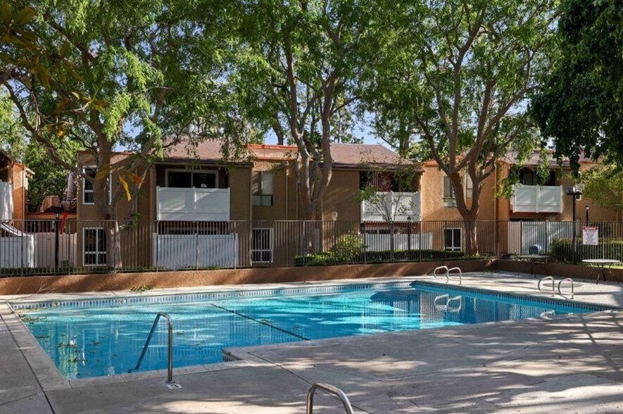 Building Photo - 10331 Lindley Ave