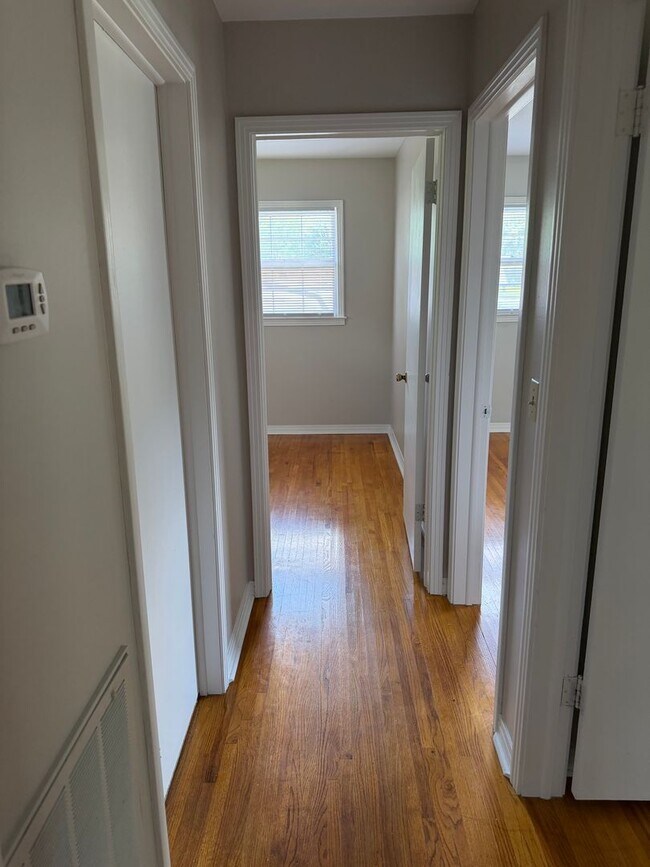 Building Photo - Charming 3-bedroom,1-bath home w/Detached garage for rent in Springfield, Tennessee.
