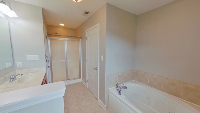 Building Photo - 622 Thorncliff Dr