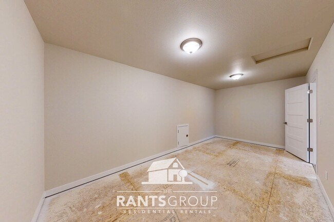 Building Photo - Beautiful Home! Easy JBLM commute!