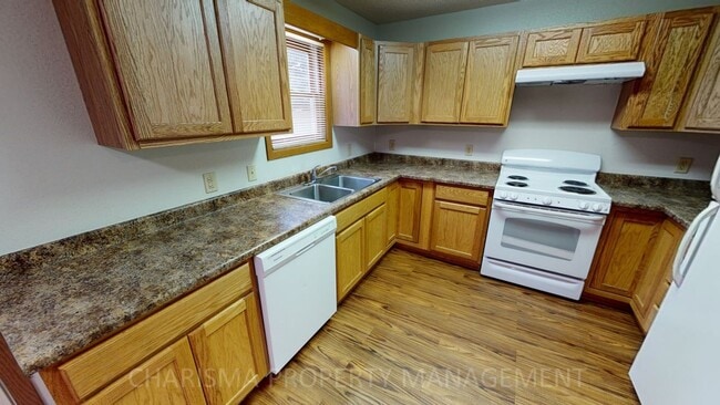 Building Photo - 1 BD, FREE GARAGE, WASHER/DRYER, OUTDOOR P...