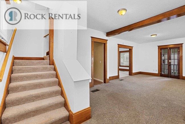Building Photo - Large Updated Three Bed Two Bath with Patio
