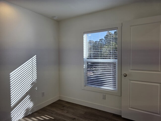 Building Photo - 8368 Ridge Dr