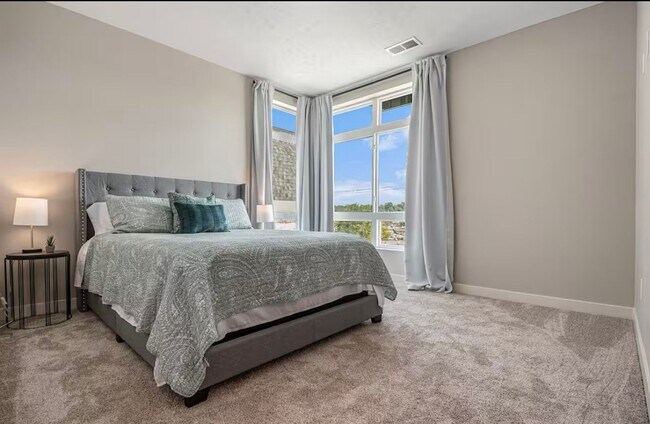 Building Photo - Fully Furnished 2 Master Suites | Luxe Tow...