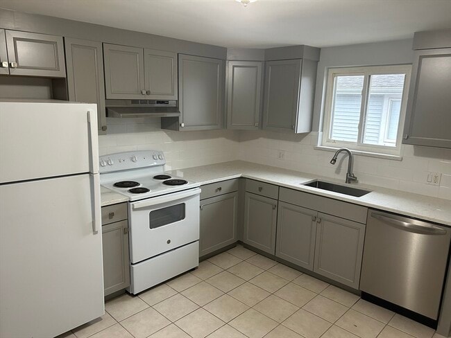 Building Photo - 52 Waltham St