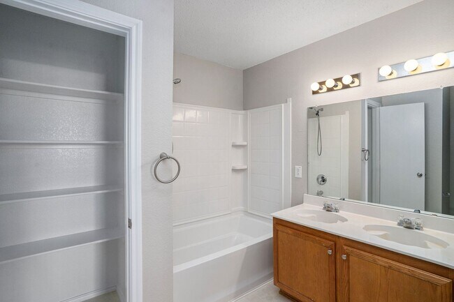 Building Photo - Beautifully Crafted 4-2-2 in Fort Worth!