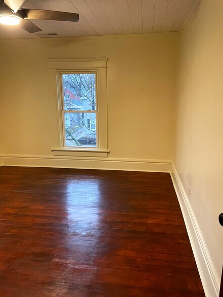 Building Photo - 889 N Main St