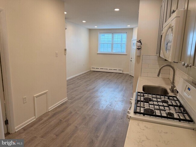 Building Photo - 2049 Snyder Ave