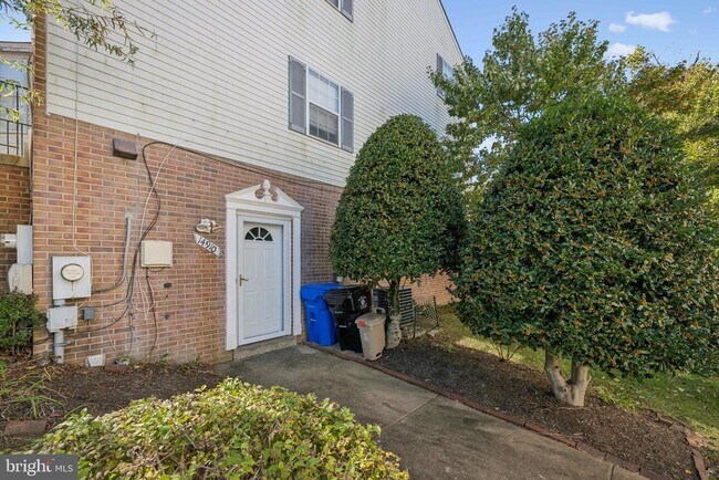 Building Photo - 14910 Cherrywood Dr