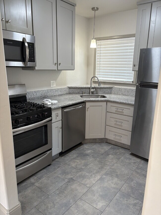 Building Photo - MOVE IN SPECIAL ***Reduced rent with immed...