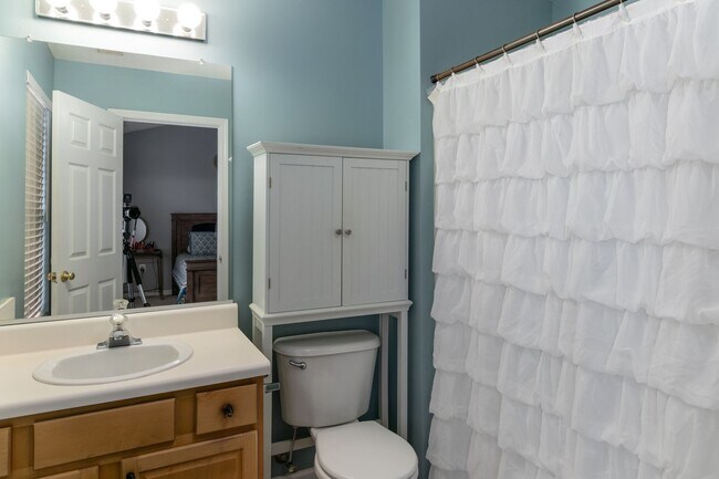 Building Photo - Spacious, well-kept 3 bedroom N Raleigh townhome with fenced back area!