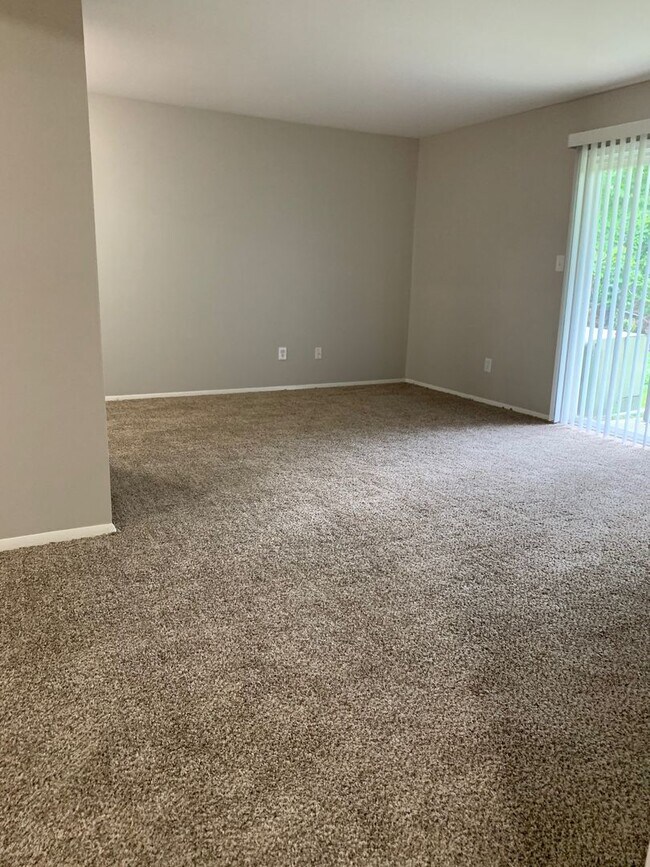Building Photo - Spacious 2-Bedroom Apartment for Rent in C...