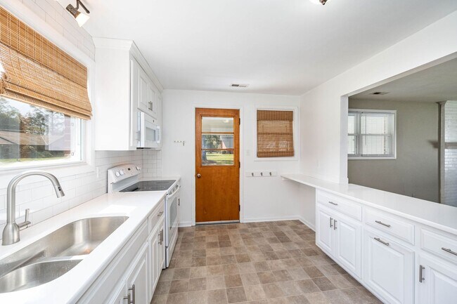 Building Photo - 3 Bedroom Home For Rent in Sandston VA With Detached Garage, Fenced Yard, and Lawn Care Included