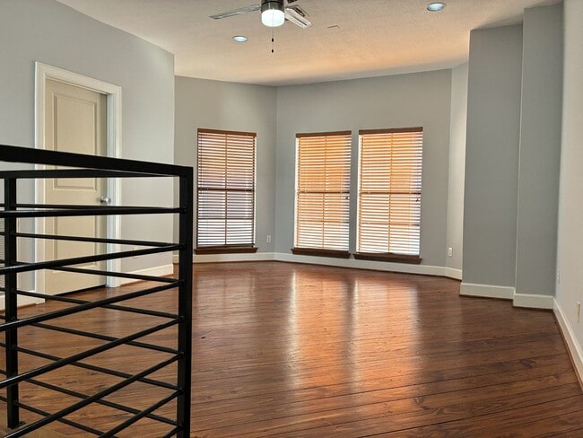 Building Photo - 1000 Columbus St