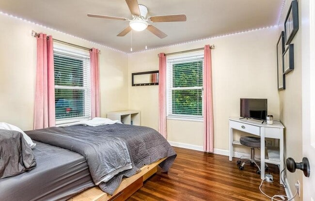 Building Photo - 3 bedroom in Seattle WA 98116
