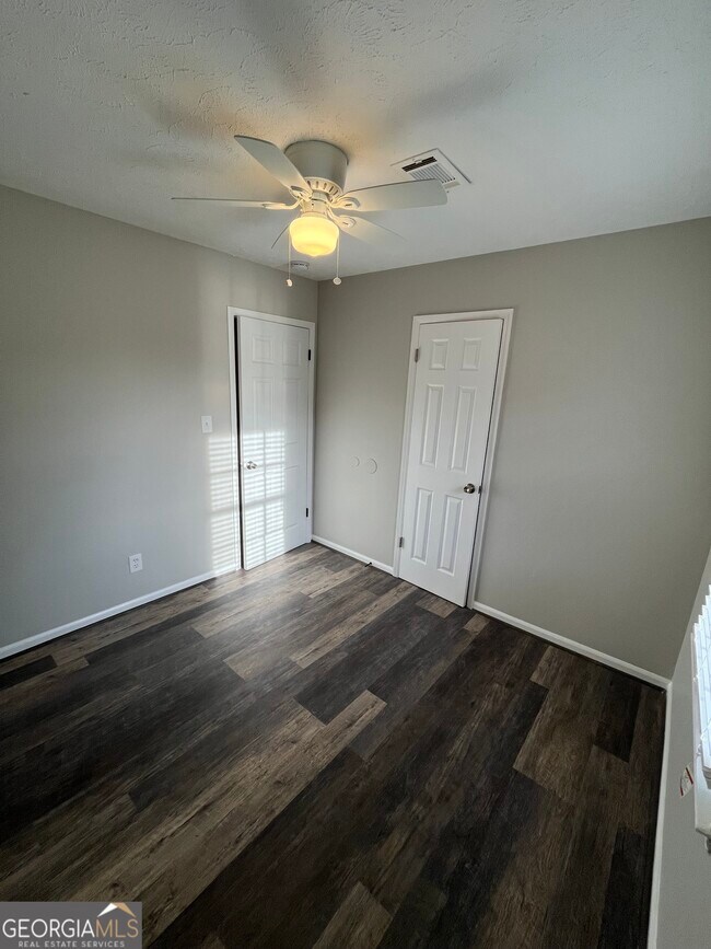 Building Photo - 2220 Mahan Dr