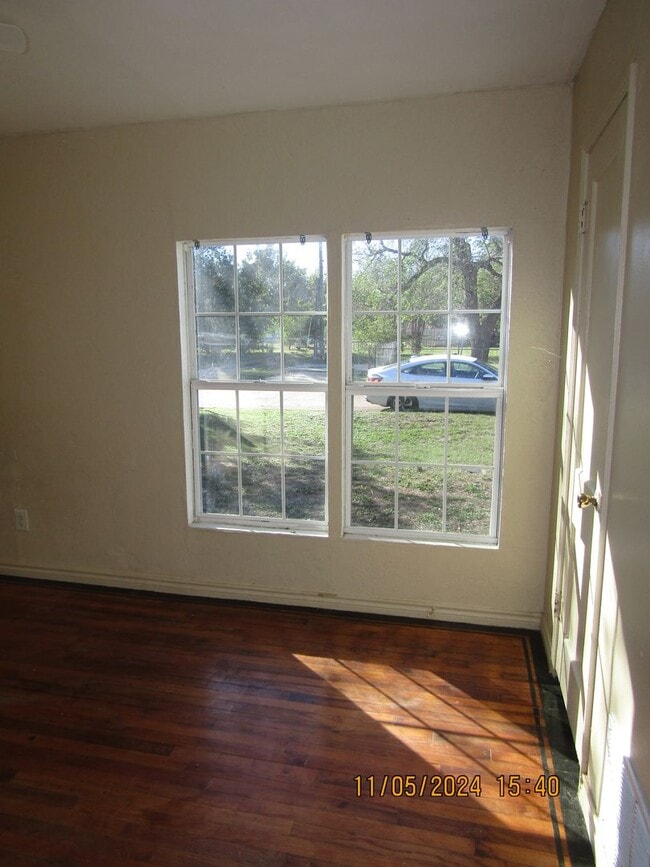 Building Photo - Very nice updated home! Half month rent free($362.50) on the 2nd full month's rent