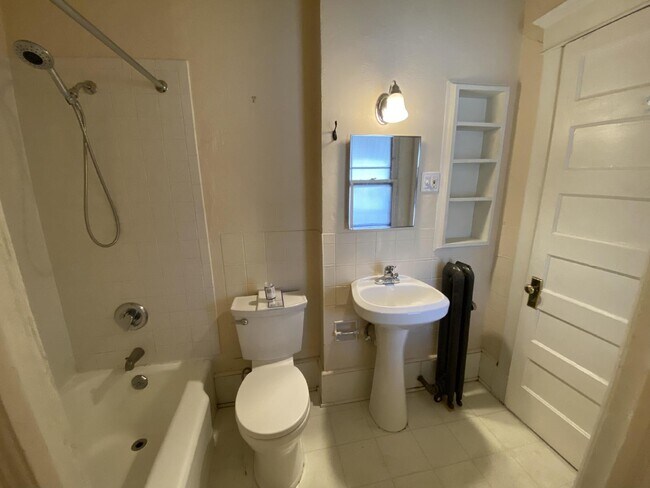 Building Photo - Rear entry private Second floor 1 Bed 1 Bath Historic Preserved Douglas Apartments in Desirable L...