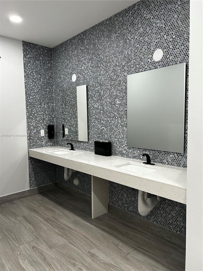 Building Photo - 16909 N Bay Rd