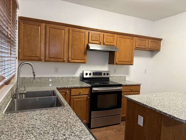 Building Photo - 425 Friars Head Dr NE