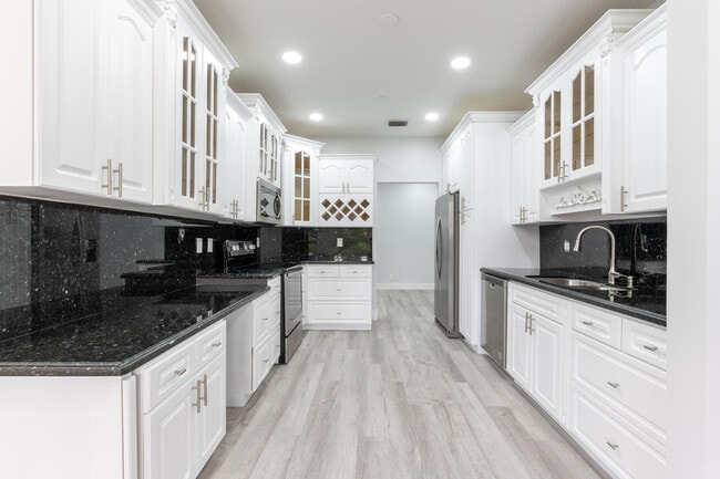 Building Photo - 6810 Via Regina