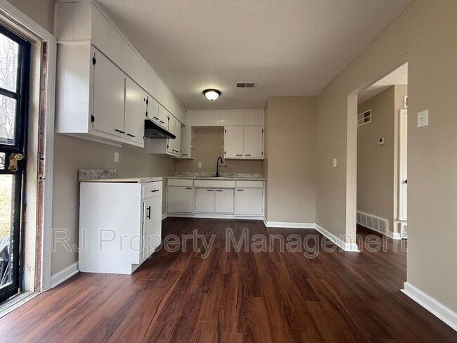 Building Photo - 256 Delta Rd